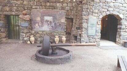 דן במציאות החקלאית של תקופת המשנה. בית הבד בכפר התלמודי בקצרין. | אריאל מנור, מתוך אתר פיקיויקי דן במציאות החקלאית של תקופת המשנה. בית הבד בכפר התלמודי בקצרין. | אריאל מנור, מתוך אתר פיקיויקי