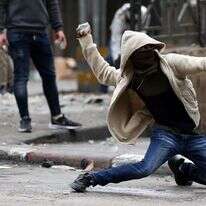 זריקת אבנים במהלך עימותים בחברון. | EPA