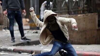 זריקת אבנים במהלך עימותים בחברון. | EPA