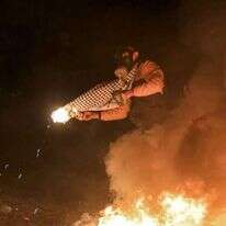 פלסטיני משליך בקבוק תבערה. | AFP