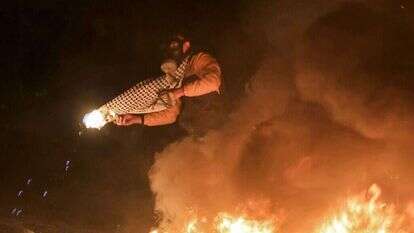 פלסטיני משליך בקבוק תבערה. | AFP