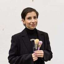 ענבל שומר, מאפרת ומעצבת תסרוקות. | אריק סולטן