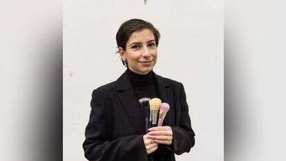 ענבל שומר, מאפרת ומעצבת תסרוקות. | אריק סולטן