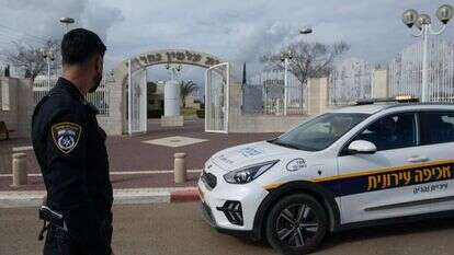 אבטחה משטרתית בפתח בית העלמין של נהריה לקראת הלוויה שהתקיימה שם אתמול. | אייל מרגולין - ג'יני