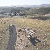 אחת הפרגולות בכפר אדומים מול חאן אל־אחמר