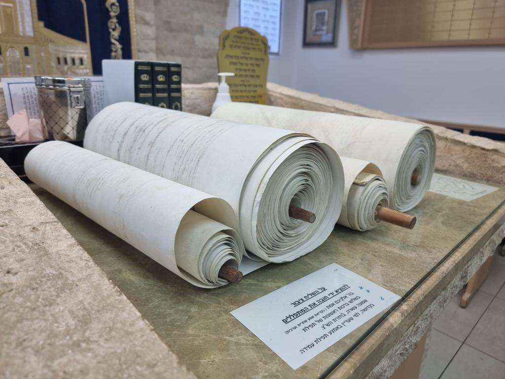 ספרי התורה שנגנבו מוחזרים לבית הכנסת. | דוברות המשטרה