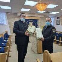 ספרי התורה שנגנבו מוחזרים לבית הכנסת. | דוברות המשטרה