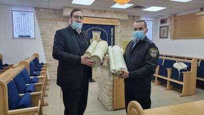 ספרי התורה שנגנבו מוחזרים לבית הכנסת. | דוברות המשטרה