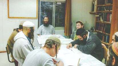 גאווה גדולה על העבר. (התמונה
הישנה )עם שני מצולמים שלא הגיעו
למפגש המחודש. | באדיבות ארכיון משפחת שהם