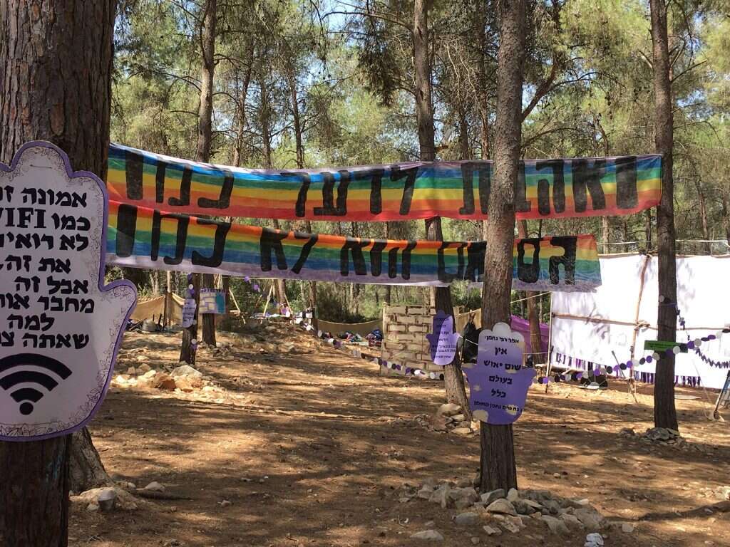 שלטים וחניכים במחנה עדת הצופים. | באדיבות תנועת עדת הצופים