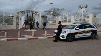 אבטחה משטרתית בפתח בית העלמין של נהריה לקראת הלוויה שהתקיימה שם בשבוע שעבר. | אייל מרגולין - ג'יני