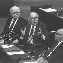 ראש הממשלה מנחם בגין בעיצומו של הדיון על חוק רמת הגולן. לשמאלו שר הפנים ד"ר יוסף בורג, ולימינו השר שמחה ארליך. | חנניה הרמן, לע"מ