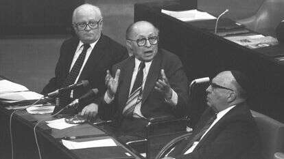ראש הממשלה מנחם בגין בעיצומו של הדיון על חוק רמת הגולן. לשמאלו שר הפנים ד"ר יוסף בורג, ולימינו השר שמחה ארליך. | חנניה הרמן, לע"מ