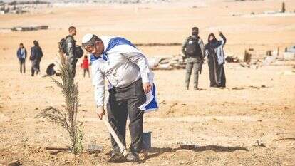 ח"כ איתמר בן גביר בנטיעות בנגב. | אריק סולטן