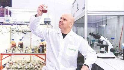 ד"ר עמיקם בר-גיל במעבדת חברת ימוג'ה. | אייל מרגולין - ג׳יני