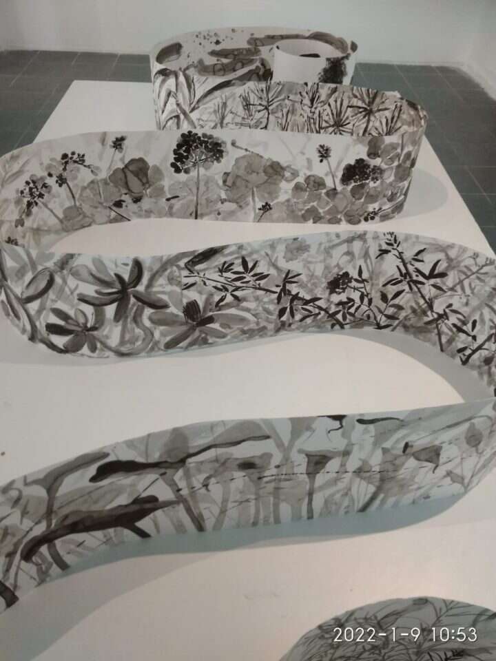 על פני האדמה,  יצירתה של דליה אריאלי.