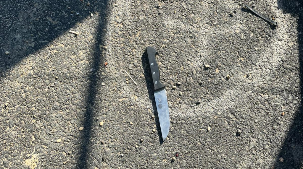הסכין בה ניסה המחבל לדקור. | דובר צה"ל