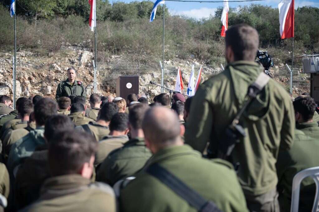 הרמטכל אביב כוכבי בביקור ביחידת אגוז. | דו"צ