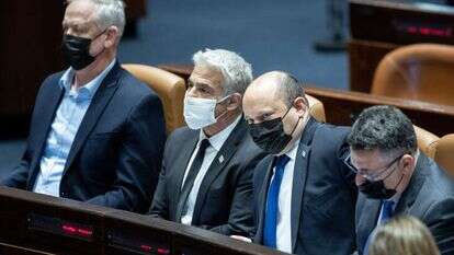 ראש הממשלה נפתלי בנט ושרים בכירים בממשלה במליאת הכנסת. | יונתן זינדל/פלאש90 ראש הממשלה נפתלי בנט ושרים בכירים בממשלה במליאת הכנסת. | יונתן זינדל/פלאש90