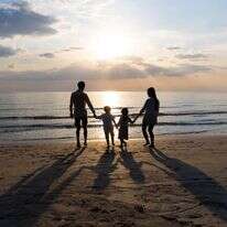 משפחה בחוף הים, אילוסטרציה | שאטרסטוק