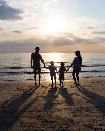 משפחה בחוף הים, אילוסטרציה | שאטרסטוק משפחה בחוף הים, אילוסטרציה | שאטרסטוק