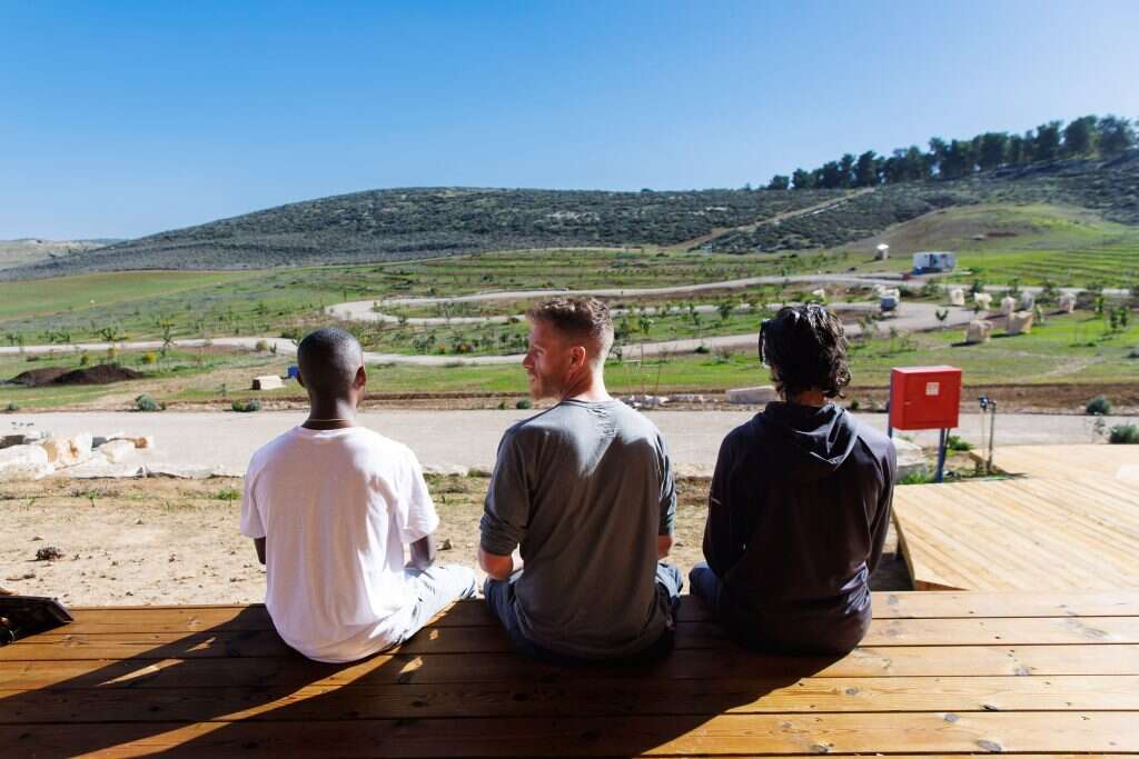 לא עוזבים את הבית המאתגר. אמיתי ונערים בחווה. | לירון מולדובן