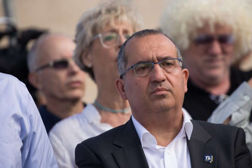 לזהות שיר בארבע שניות. שמעון אלקבץ. | יונתן זינדל, פלאש 90