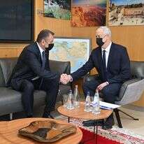 בני גנץ ושר ההגנה היווני. | אריאל חרמוני משרד הביטחון