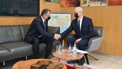 בני גנץ ושר ההגנה היווני. | אריאל חרמוני משרד הביטחון