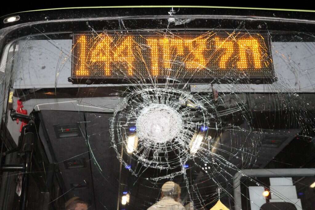 שמשת אוטובוס שנפגעה מאבן באזור חיזמא. | יעקב אפללו, TPS שמשת אוטובוס שנפגעה מאבן באזור חיזמא. | יעקב אפללו, TPS