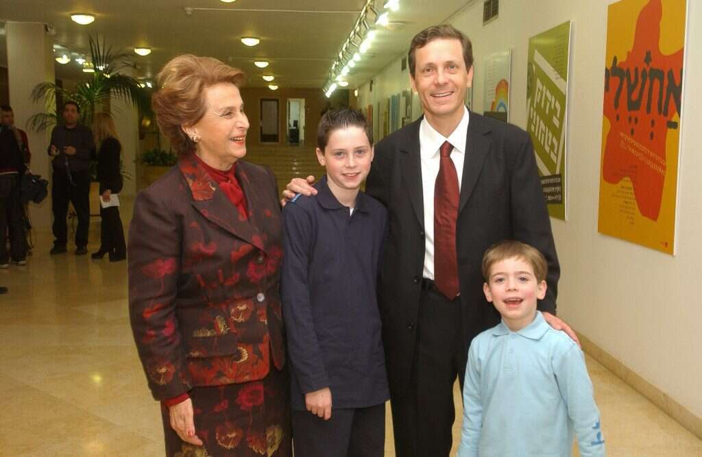 יצחק הרצוג עם אימו בכנסת, 2005. | פלאש 90