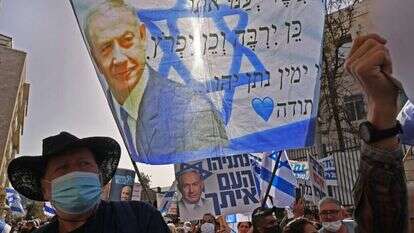 הפגנת תמיכה בנתניהו מול בית המשפט המחוזי בירושלים, באפריל שעבר. | AFP