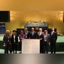 השגריר ארדן באו"ם בליווי ניצולי השואה, היום