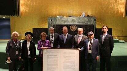 השגריר ארדן באו"ם בליווי ניצולי השואה, היום