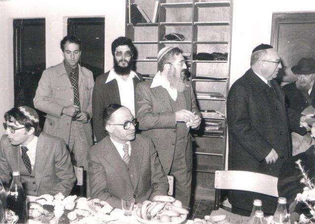 הסכם השלום עם מצרים דחק אותו לפוליטיקה. עם ראש הממשלה מנחם בגין ב־ 1979. | באדיבות ארכיון ישיבת ניר קריית־ארבע