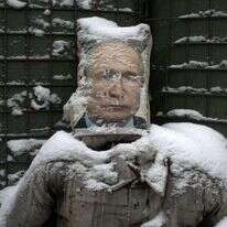 בובה מחופשת לפוטין בשוחות של כוחות אוקראינה. | AFP