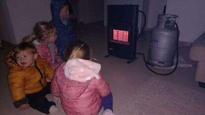 ילדים בוש שילה מתחממים בחורף. ההתישבות הצעירה