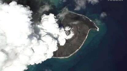 הר הגעש הונגה־טונגה־הונגה־האפאי, כחודש לפני ההתפרצות. | ף איי פי