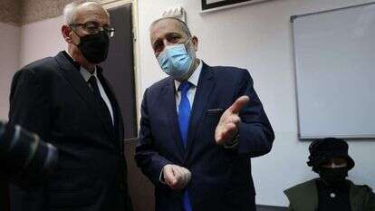 דרעי בבית המשפט עם עורך דינו נבות תל צור, בשנה שעברה. | יונתן זינדל/פלאש90