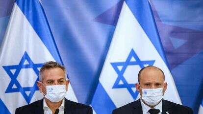 ראש הממשלה נפתלי בנט ושר הבריאות, ניצן הורביץ. | מוטי מילרוד/ פלאש90