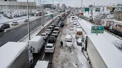 פקקי ענק בעקבות הסופות השלגים בטורקיה. | AFP