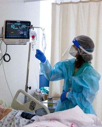 מחלקת קורונה בבית חולים שערי צדק, אילוסטרציה. | אוליבייה פיטוסי/פלאש90 מחלקת קורונה בבית חולים שערי צדק, אילוסטרציה. | אוליבייה פיטוסי/פלאש90