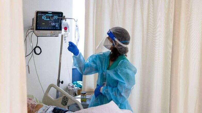 מחלקת קורונה בבית חולים שערי צדק, אילוסטרציה. | אוליבייה פיטוסי/פלאש90 מחלקת קורונה בבית חולים שערי צדק, אילוסטרציה. | אוליבייה פיטוסי/פלאש90