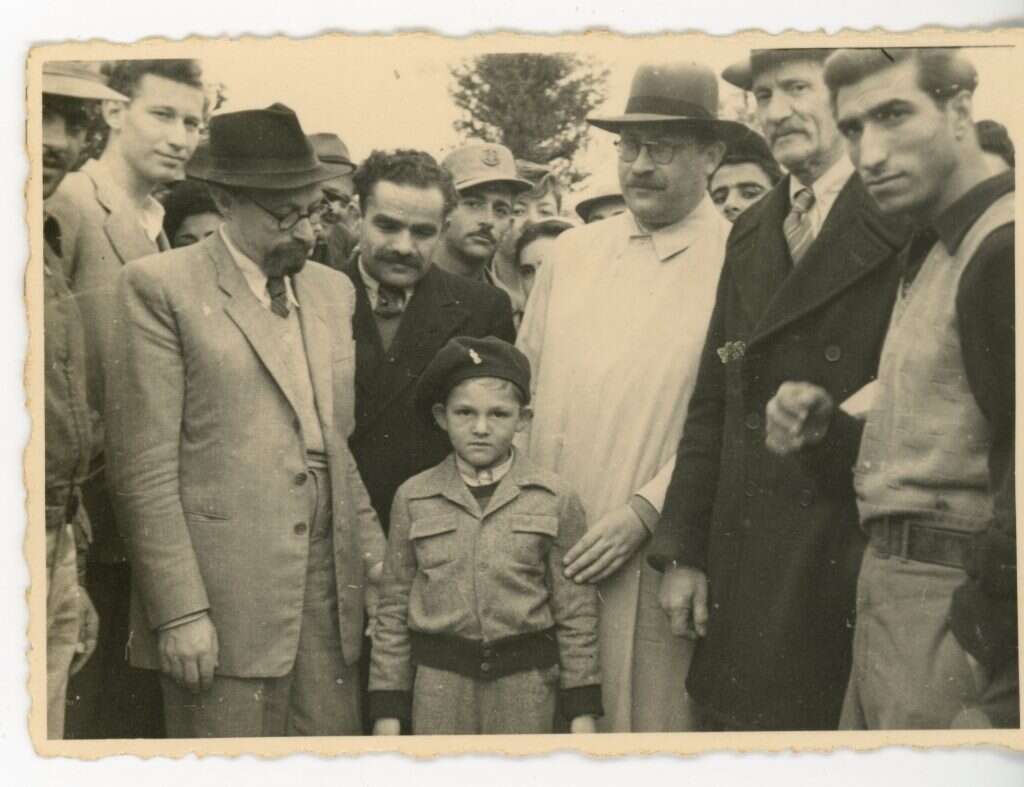 האזכרה הראשונה לאברהם שטרן, בשנת 1949 . במרכז התמונה בנו, יאיר שטרן. עומדים מימין: נתן ילין־מור, יצחק שמיר וד"ר ישראל אלדד. | באדיבות העמותה להנצחת מורשת לוחמי חרות ישראל - לח"י