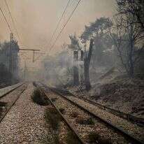 "אולי יום אחד תזכה גם היא למשהו מן העושר הזה שהרכבת נושאת בתוכה". | AFP