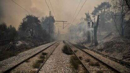 "אולי יום אחד תזכה גם היא למשהו מן העושר הזה שהרכבת נושאת בתוכה". | AFP