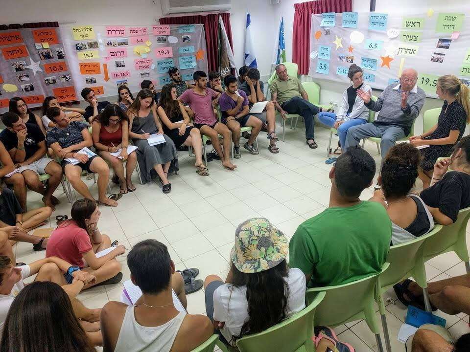 שביד בשיחה עם תלמידי מכינת מיצר, 2016. | באדיבות המשפחה שביד בשיחה עם תלמידי מכינת מיצר, 2016. | באדיבות המשפחה