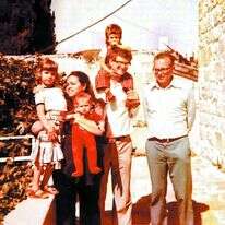 שביד עם בני משפחת צמרת בירושלים, 1983. | באדיבות המשפחה