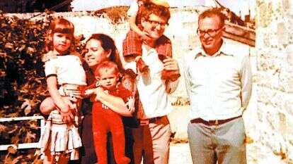 שביד עם בני משפחת צמרת בירושלים, 1983. | באדיבות המשפחה