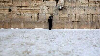 הכותל המערבי המושלג. | EPA